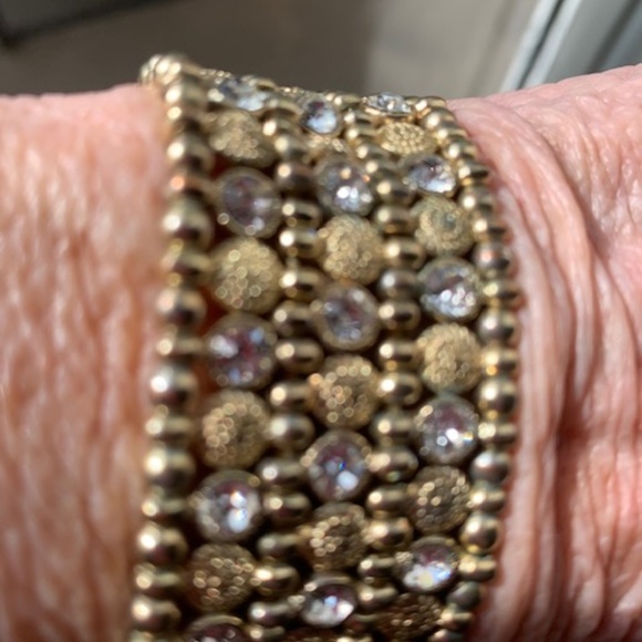 Elegant Gold Stretch Bracelet with Rhinestones - Picture 4 of 4